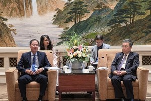 胡志明市越南祖国阵线委员会副主席阮成忠（左）会见中国上海市政协副主席肖贵玉。