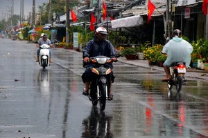 南部地区傍晚局部可能出现大雨。