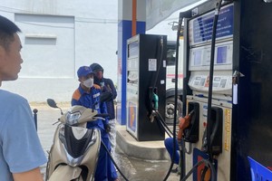 多家企业进一步下调汽油、燃油售价，低于工商部与财政部联合规定的最高限价。福厚摄