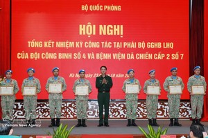 越南维和局局长范孟胜少将向参加联合国维和行动的集体和个人颁发总参谋部奖状。图自越通社