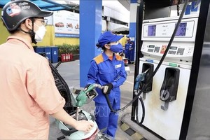 民众在加油站购买汽油。图自越通社