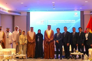 胡志明市人委会领导与阿联酋代表团合影。图自越通社