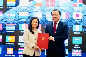 越南科技部部长武海军代表越南接受了美国驻越南大使詹妮弗·威克斯（Jennifer Wicks）移交的协定文本。（越南科技部供图）