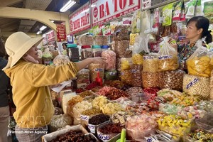 小型杂货店正面临来自现代零售模式的价格竞争和商品多样性压力。图自越通社