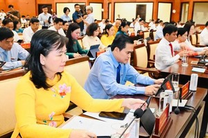 与会代表表决通过会议呈文。图：越勇