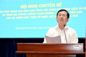 胡志明市律师团副主任阮文厚律师发言。文明摄