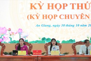 安江省第十一届人民议会举行第七次会议。