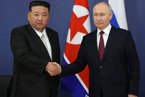Tổng thống Nga Vladimir Putin (phải) và nhà lãnh đạo Triều Tiên Kim Jong-un. Ảnh: AP