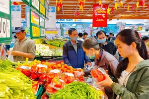 Người tiêu dùng mua hàng khuyến mãi từ chương trình "Ngôi sao hàng Việt"