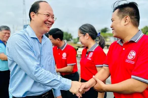 Đoàn đại biểu TPHCM thăm cán bộ, chiến sĩ, nhân dân trên các đảo Tây Nam, nhà giàn DK1/10