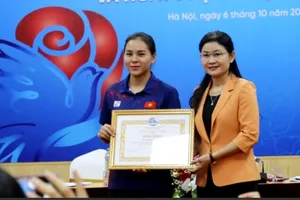 Đại diện Trung ương Hội LHPN Việt Nam đã tổ chức trao bằng khen cho nữ xạ thủ Trịnh Thu Vinh