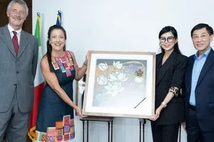 Bà Lê Hồng Thủy Tiên trao tặng bức tranh đấu giá cho bà Milena Padula, Phu nhân Tổng Lãnh sự Ý tại TPHCM