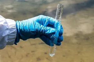 Lấy mẫu nước nhiễm kim loại