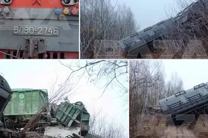 Tàu chở hàng trật bánh khỏi đường ray. Ảnh: Telegram/Baza