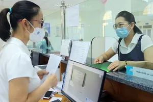 Không được yêu cầu công dân nộp sổ hộ khẩu khi làm thủ tục BHXH