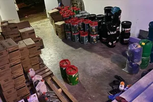 2 đối tượng buôn bán hàng ngàn can dầu nhớt giả