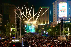 Thành phố rộn ràng, người dân vui tươi chào đón năm mới 2024