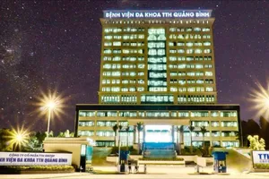 Mổ u xơ tử cung, chọc thủng đại tràng khiến bệnh nhân tử vong