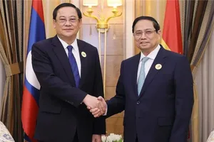 Thủ tướng Phạm Minh Chính gặp Thủ tướng Lào Sonexay Siphandone, tháng 10-2023. Ảnh: TTXVN