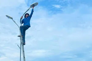 Đường điện thanh niên thắp sáng làng quê