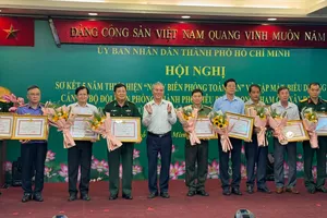 Phó Chủ tịch UBND TPHCM Ngô Minh Châu tặng bằng khen cho tập thể, cá nhân có thành tích xuất sắc trong thực hiện “Ngày Biên phòng toàn dân” giai đoạn 2019-2024
