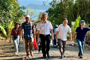  Chuẩn Đô đốc Nguyễn Hữu Thoan, Bí thư Đảng ủy, Chính ủy Vùng 5 Hải quân lên thăm Trạm radar 600 trên đảo Nam Du 