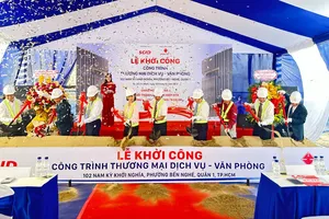 Các đại biểu tham gia Lễ khởi công công trình thương mại dịch vụ tại 102 đường Nam Kỳ Khởi Nghĩa, quận 1