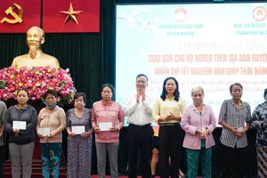 Trao 100 phần quà đến hộ nghèo huyện Nhà Bè