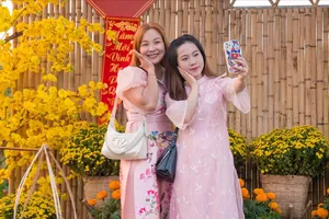 Hàng chục ngàn người về Waterpoint ngắm pháo hoa, du Xuân đầu năm mới 