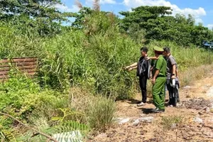 Nghi phạm Khoa được di lý ra hiện trường