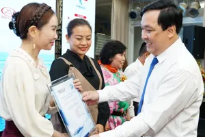 Phó Tổng Biên tập Báo Pháp Luật TPHCM Nguyễn Thái Bình trao thư cảm ơn cho nhà tài trợ