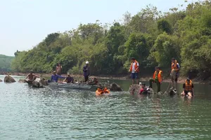 Các lực lượng tìm kiếm các nữ sinh bị mất tích