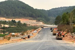 Đường vành đai TP Đà Lạt đang trong giai đoạn hoàn thiện để đấu nối tuyến đường đèo Prenn (cửa ngõ ra vào TP Đà Lạt)