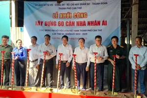 Các đại biểu khởi công xây dựng Nhà nhân ái tại quận ô Môn, TP Cần Thơ sáng 11-4