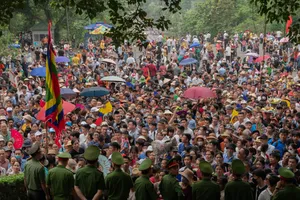 Hàng vạn người đổ về Đền Hùng