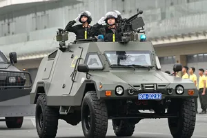 Chiến sĩ cảnh sát cơ động phô diễn sức mạnh