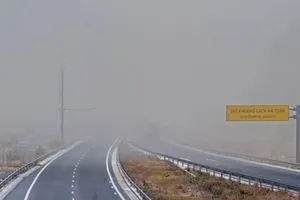 Bụi bay mù mịt làm hạn chế tầm nhìn của tài xế trên cao tốc Nha Trang - Cam Lâm