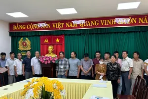 Cơ quan CSĐT Công an tỉnh Đồng Nai tống đạt các quyết định khởi tố bị can cho các đối tượng liên quan trong vụ án