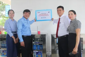 Chương trình "Thắp sáng niềm tin - Vượt khó đến trường" đến với học sinh nghèo Bình Định