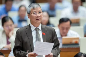 ĐB Nguyễn Anh Trí (Hà Nội) phát biểu tại hội trường chiều 22-5