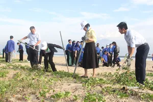 Các lực lượng đoàn thể ra quân dọn vệ sinh. Ảnh: XUÂN QUỲNH
