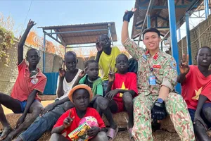 Chàng trung úy trẻ đi gieo hạt hòa bình