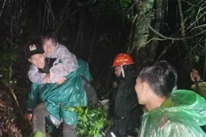 Lực lượng cứu hộ được huy động tìm kiếm các du khách tối 24-7