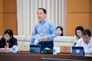 Chủ nhiệm Ủy ban Pháp luật của Quốc hội Hoàng Thanh Tùng trình bày báo cáo tại phiên họp