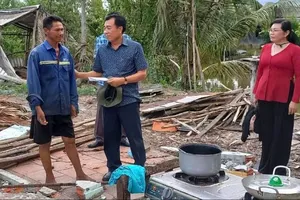 Hỗ trợ các gia đình bị thiệt hại do lốc xoáy ở Bạc Liêu
