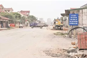 Quốc lộ 7, đoạn Km0+500 qua địa bàn huyện Diễn Châu (tỉnh Nghệ An) bị đình trệ do vướng mắc giải phóng mặt bằng. Ảnh: Báo Nhân Dân