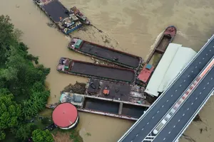 Khắc phục xong vụ nhiều sà lan, tàu mắc kẹt ở cầu Vĩnh Phú