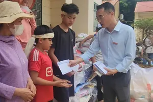 Người dân vùng lũ huyện Bảo Yên tập trung tại trụ sở UBND xã để nhận hàng cứu trợ của đồng bào cả nước