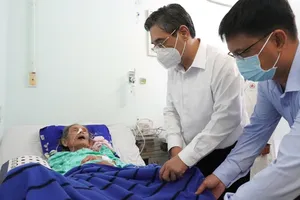 Lãnh đạo TPHCM thăm nhạc sĩ Lư Nhất Vũ