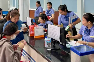 Tet train ticket sales: Online purchase timing, in-person queueing